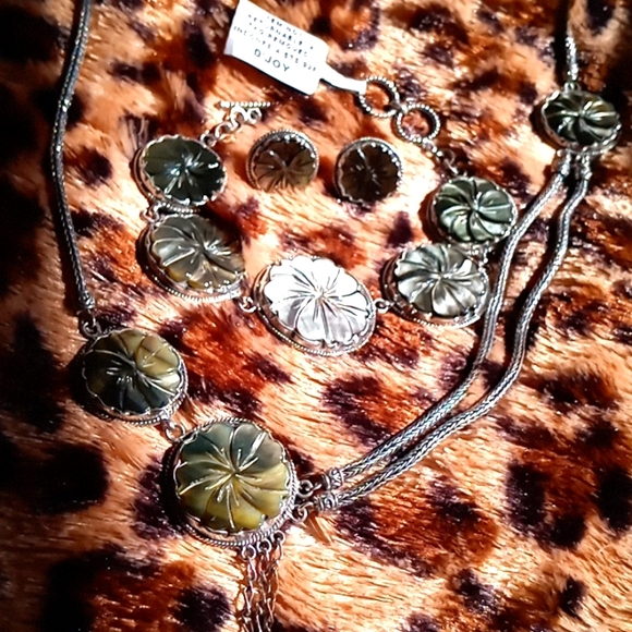 BALI LEGACY PEACOCK MOTHER OF PEARL FLOWER BRACELET - Picture 9 of 9